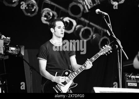 TIM WHEELER, ASH, GLASTONBURY 95: Tim Wheeler von Ash spielt die NME Second Stage beim Glastonbury Festival, Pilton Farm, Somerset, England, 23. Juni 1995. Das war das Debüt der Band in Glastonbury. 1995 feierte das Festival sein 25-jähriges Bestehen. Foto: ROB WATKINS. INFO: Ash ist eine nordirische Rockband, die 1992 gegründet wurde und für ihren energiegeladenen Punk-Sound bekannt ist. Sie erlangten mit Hits wie Girl from Mars und Burn Baby Burn Bekanntheit und sind in der alternativen Rockszene weiterhin einflussreich. Stockfoto