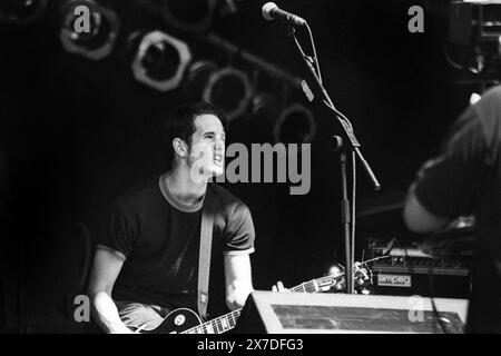 TIM WHEELER, ASH, GLASTONBURY 95: Tim Wheeler von Ash spielt die NME Second Stage beim Glastonbury Festival, Pilton Farm, Somerset, England, 23. Juni 1995. Das war das Debüt der Band in Glastonbury. 1995 feierte das Festival sein 25-jähriges Bestehen. Foto: ROB WATKINS. INFO: Ash ist eine nordirische Rockband, die 1992 gegründet wurde und für ihren energiegeladenen Punk-Sound bekannt ist. Sie erlangten mit Hits wie Girl from Mars und Burn Baby Burn Bekanntheit und sind in der alternativen Rockszene weiterhin einflussreich. Stockfoto