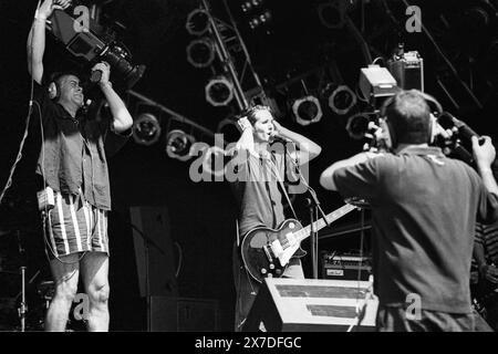 TIM WHEELER, ASH, GLASTONBURY 95: Tim Wheeler von Ash spielt die NME Second Stage beim Glastonbury Festival, Pilton Farm, Somerset, England, 23. Juni 1995. Das war das Debüt der Band in Glastonbury. 1995 feierte das Festival sein 25-jähriges Bestehen. Foto: ROB WATKINS. INFO: Ash ist eine nordirische Rockband, die 1992 gegründet wurde und für ihren energiegeladenen Punk-Sound bekannt ist. Sie erlangten mit Hits wie Girl from Mars und Burn Baby Burn Bekanntheit und sind in der alternativen Rockszene weiterhin einflussreich. Stockfoto