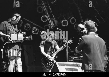 TIM WHEELER, ASH, GLASTONBURY 95: Tim Wheeler von Ash spielt die NME Second Stage beim Glastonbury Festival, Pilton Farm, Somerset, England, 23. Juni 1995. Das war das Debüt der Band in Glastonbury. 1995 feierte das Festival sein 25-jähriges Bestehen. Foto: ROB WATKINS. INFO: Ash ist eine nordirische Rockband, die 1992 gegründet wurde und für ihren energiegeladenen Punk-Sound bekannt ist. Sie erlangten mit Hits wie Girl from Mars und Burn Baby Burn Bekanntheit und sind in der alternativen Rockszene weiterhin einflussreich. Stockfoto