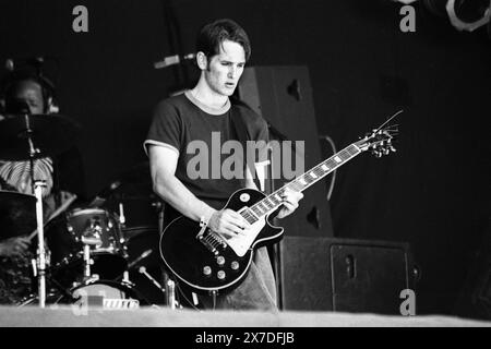 TIM WHEELER, ASH, GLASTONBURY 95: Tim Wheeler von Ash spielt die NME Second Stage beim Glastonbury Festival, Pilton Farm, Somerset, England, 23. Juni 1995. Das war das Debüt der Band in Glastonbury. 1995 feierte das Festival sein 25-jähriges Bestehen. Foto: ROB WATKINS. INFO: Ash ist eine nordirische Rockband, die 1992 gegründet wurde und für ihren energiegeladenen Punk-Sound bekannt ist. Sie erlangten mit Hits wie Girl from Mars und Burn Baby Burn Bekanntheit und sind in der alternativen Rockszene weiterhin einflussreich. Stockfoto