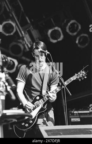 TIM WHEELER, ASH, GLASTONBURY 95: Tim Wheeler von Ash spielt die NME Second Stage beim Glastonbury Festival, Pilton Farm, Somerset, England, 23. Juni 1995. Das war das Debüt der Band in Glastonbury. 1995 feierte das Festival sein 25-jähriges Bestehen. Foto: ROB WATKINS. INFO: Ash ist eine nordirische Rockband, die 1992 gegründet wurde und für ihren energiegeladenen Punk-Sound bekannt ist. Sie erlangten mit Hits wie Girl from Mars und Burn Baby Burn Bekanntheit und sind in der alternativen Rockszene weiterhin einflussreich. Stockfoto