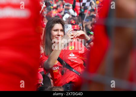 Imola, Bo, ITALIEN. Mai 2024. Ferrari-Anhänger - Tifosi, unter dem Podium. Während der FORMEL 1 MSC-KREUZFAHRTEN GRAN PREMIO DEL MADE IN ITALY E DELL'EMILIA-ROMAGNA 2 Autodromo Enzo e Dino Ferrari, Imola (BO) Italien. (Kreditbild: © Alessio de Marco/ZUMA Press Wire) NUR REDAKTIONELLE VERWENDUNG! Nicht für kommerzielle ZWECKE! Stockfoto