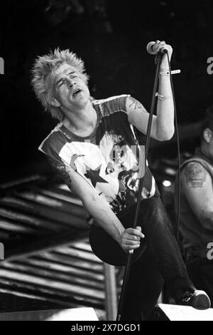 CAMPINO, DIE TOTEN HOSEN, GLASTONBURY 95: Der legendäre Campino (echter Name Andreas Frege) der deutschen Supergruppe die Toten Hosen spielen die NME Second Stage beim Glastonbury Festival, Pilton Farm, Somerset, England, 23. Juni 1995. 1995 feierte das Festival sein 25-jähriges Bestehen. Foto: ROB WATKINS. INFO: DIE TOTEN HOSEN ist eine deutsche Punkrock-Band, die 1982 gegründet wurde. Bekannt für ihre energiegeladenen Auftritte und sozial bewussten Texte, sind sie zu einer der erfolgreichsten und dauerhaftesten Bands Deutschlands geworden, mit einem bedeutenden Einfluss auf die Punk- und Rockszenen. Stockfoto