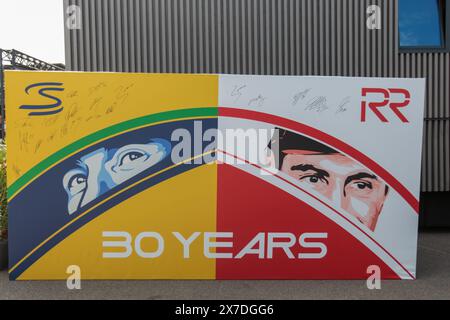 Imola, Italien. Mai 2024. Senna und Ratzemberger Tribut im Fahrerlager während der FORMEL 1 MSC KREUZFAHRTEN GRAN PREMIO DEL MADE IN ITALY E DELL'EMILIA-ROMAGNA 2 Autodromo Enzo e Dino Ferrari, Imola (BO) Italien Credit: Independent Photo Agency/Alamy Live News Stockfoto