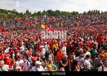 Imola, Italien. Mai 2024. Ferrari-Anhänger - Tifosi, unter dem Podium während der FORMEL 1 MSC-KREUZFAHRTEN GRAN PREMIO DEL MADE IN ITALY E DELL'EMILIA-ROMAGNA 2 Autodromo Enzo e Dino Ferrari, Imola (BO) Italien Credit: Independent Photo Agency/Alamy Live News Stockfoto