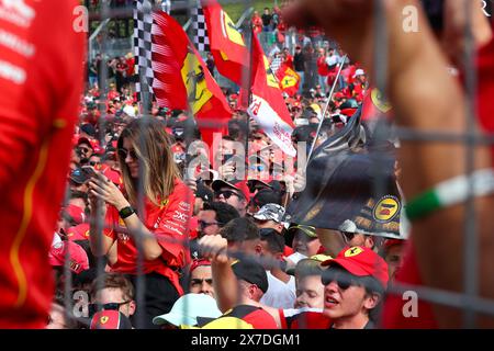 Imola, Bo, ITALIEN. Mai 2024. Ferrari-Anhänger - Tifosi, unter dem Podium. Während der FORMEL 1 MSC-KREUZFAHRTEN GRAN PREMIO DEL MADE IN ITALY E DELL'EMILIA-ROMAGNA 2 Autodromo Enzo e Dino Ferrari, Imola (BO) Italien. (Kreditbild: © Alessio de Marco/ZUMA Press Wire) NUR REDAKTIONELLE VERWENDUNG! Nicht für kommerzielle ZWECKE! Stockfoto