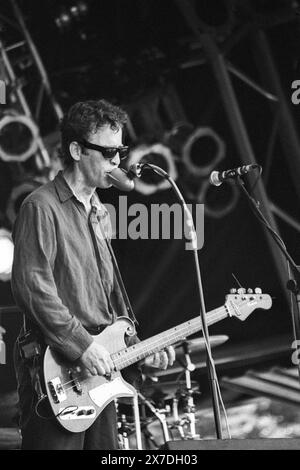 MARK SANDMAN, MORPHINE, GLASTONBURY 1995: Sänger und Bassgitarrist Mark Sandman (1952–1999) der US-amerikanischen Band Morphine spielen die NME Second Stage beim Glastonbury Festival, Pilton Farm, Somerset, England, Juni 1995. 1995 feierte das Festival sein 25-jähriges Bestehen. Foto: ROB WATKINS. INFO: Morphine war eine US-amerikanische Alternative Rock Band, die 1989 gegründet wurde und für ihren einzigartigen Low Rock Sound bekannt ist, der eine unverwechselbare Mischung aus Blues und Jazz mit einem zweisaitigen Bass, Saxophon und Schlagzeug bietet. Zu den von der Kritik gefeierten Alben zählen Cure for Pain und Yes. Stockfoto