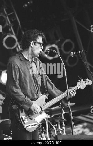 MARK SANDMAN, MORPHINE, GLASTONBURY 1995: Sänger und Bassgitarrist Mark Sandman (1952–1999) der US-amerikanischen Band Morphine spielen die NME Second Stage beim Glastonbury Festival, Pilton Farm, Somerset, England, Juni 1995. 1995 feierte das Festival sein 25-jähriges Bestehen. Foto: ROB WATKINS. INFO: Morphine war eine US-amerikanische Alternative Rock Band, die 1989 gegründet wurde und für ihren einzigartigen Low Rock Sound bekannt ist, der eine unverwechselbare Mischung aus Blues und Jazz mit einem zweisaitigen Bass, Saxophon und Schlagzeug bietet. Zu den von der Kritik gefeierten Alben zählen Cure for Pain und Yes. Stockfoto