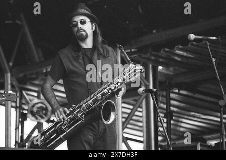 DANA COLLEY, MORPHINE, GLASTONBURY 1995: Die Saxophonistin Dana Colley von der amerikanischen Band Morphine spielt die NME Second Stage beim Glastonbury Festival, Pilton Farm, Somerset, England, Juni 1995. 1995 feierte das Festival sein 25-jähriges Bestehen. Foto: ROB WATKINS. INFO: Morphine war eine US-amerikanische Alternative Rock Band, die 1989 gegründet wurde und für ihren einzigartigen Low Rock Sound bekannt ist, der eine unverwechselbare Mischung aus Blues und Jazz mit einem zweisaitigen Bass, Saxophon und Schlagzeug bietet. Zu den von der Kritik gefeierten Alben zählen Cure for Pain und Yes. Stockfoto