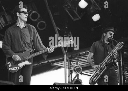 MARK SANDMAN, MORPHINE, GLASTONBURY 1995: Sänger und Bassgitarrist Mark Sandman (1952–1999) und Saxophonistin Dana Colley von der amerikanischen Band Morphine spielen die NME Second Stage beim Glastonbury Festival, Pilton Farm, Somerset, England, Juni 1995. 1995 feierte das Festival sein 25-jähriges Bestehen. Foto: ROB WATKINS. INFO: Morphine war eine US-amerikanische Alternative Rock Band, die 1989 gegründet wurde und für ihren einzigartigen Low Rock Sound bekannt ist, der eine unverwechselbare Mischung aus Blues und Jazz mit einem zweisaitigen Bass, Saxophon und Schlagzeug bietet. Zu den von der Kritik gefeierten Alben zählen Cure for Pain und Yes. Stockfoto