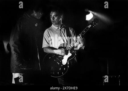 LIAM, BONEHEAD, OASIS, FIRST GLASTONBURY HEADLINE, 1995: Liam Gallagher und Bonehead (Paul Arthurs) von Oasis Headline teilen einen Moment während des Encore auf der Main Stage auf dem Höhepunkt ihrer Berühmtheit beim Glastonbury Festival, Pilton Farm, Somerset, England, 24. Juni 1995. 1995 feierte das Festival sein 25-jähriges Bestehen. In diesem Jahr gab es keine Pyramidenphase, da sie abgebrannt war. Foto: ROB WATKINS Stockfoto