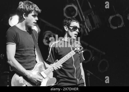 RICK WITTER, PAUL BANKS, SHED SEVEN, GLASTONBURY 95: Rick Witter Sänger von Shed Seven und Gitarrist Paul Banks spielen die NME Second Stage beim Glastonbury Festival, Pilton Farm, Somerset, England, Juni 1995. Das war das Debüt der Band in Glastonbury. 1995 feierte das Festival sein 25-jähriges Bestehen. Foto: Rob Watkins. INFO: Shed Seven, eine britische Indie-Rock-Band, die 1990 gegründet wurde, erlangte in der Britpop-Ära der 90er Jahre einen Bekanntheitsgrad. Hits wie Chasing Rainbows und Alben wie A Maximum High zeigten ihren melodischen Sound. Stockfoto