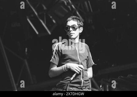 RICK WITTER, SHED SEVEN, GLASTONBURY 95: Rick Witter Sänger von Shed Seven spielen die NME Second Stage beim Glastonbury Festival, Pilton Farm, Somerset, England, Juni 1995. Das war das Debüt der Band in Glastonbury. 1995 feierte das Festival sein 25-jähriges Bestehen. Foto: Rob Watkins. INFO: Shed Seven, eine britische Indie-Rock-Band, die 1990 gegründet wurde, erlangte in der Britpop-Ära der 90er Jahre einen Bekanntheitsgrad. Hits wie Chasing Rainbows und Alben wie A Maximum High zeigten ihren melodischen Sound. Stockfoto