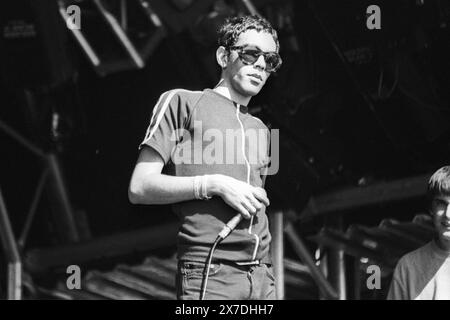 RICK WITTER, SHED SEVEN, GLASTONBURY 95: Rick Witter Sänger von Shed Seven spielen die NME Second Stage beim Glastonbury Festival, Pilton Farm, Somerset, England, Juni 1995. Das war das Debüt der Band in Glastonbury. 1995 feierte das Festival sein 25-jähriges Bestehen. Foto: Rob Watkins. INFO: Shed Seven, eine britische Indie-Rock-Band, die 1990 gegründet wurde, erlangte in der Britpop-Ära der 90er Jahre einen Bekanntheitsgrad. Hits wie Chasing Rainbows und Alben wie A Maximum High zeigten ihren melodischen Sound. Stockfoto