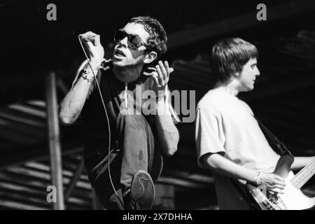 RICK WITTER, SHED SEVEN, GLASTONBURY 95: Rick Witter Sänger von Shed Seven spielen die NME Second Stage beim Glastonbury Festival, Pilton Farm, Somerset, England, Juni 1995. Das war das Debüt der Band in Glastonbury. 1995 feierte das Festival sein 25-jähriges Bestehen. Foto: Rob Watkins. INFO: Shed Seven, eine britische Indie-Rock-Band, die 1990 gegründet wurde, erlangte in der Britpop-Ära der 90er Jahre einen Bekanntheitsgrad. Hits wie Chasing Rainbows und Alben wie A Maximum High zeigten ihren melodischen Sound. Stockfoto