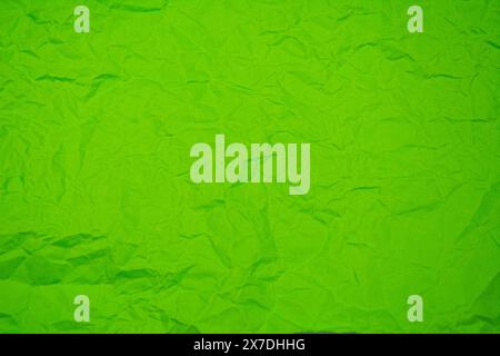 Grüner Hintergrund mit dichten Falten. Grüne, recycelte Kraftpapier-Textur als Hintergrund. Stockfoto