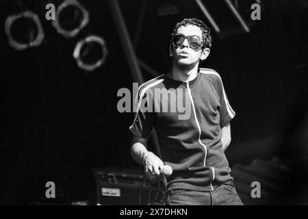 RICK WITTER, SHED SEVEN, GLASTONBURY 95: Rick Witter Sänger von Shed Seven spielen die NME Second Stage beim Glastonbury Festival, Pilton Farm, Somerset, England, Juni 1995. Das war das Debüt der Band in Glastonbury. 1995 feierte das Festival sein 25-jähriges Bestehen. Foto: Rob Watkins. INFO: Shed Seven, eine britische Indie-Rock-Band, die 1990 gegründet wurde, erlangte in der Britpop-Ära der 90er Jahre einen Bekanntheitsgrad. Hits wie Chasing Rainbows und Alben wie A Maximum High zeigten ihren melodischen Sound. Stockfoto