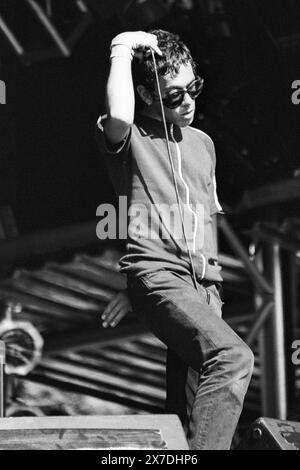 RICK WITTER, SHED SEVEN, GLASTONBURY 95: Rick Witter Sänger von Shed Seven spielen die NME Second Stage beim Glastonbury Festival, Pilton Farm, Somerset, England, Juni 1995. Das war das Debüt der Band in Glastonbury. 1995 feierte das Festival sein 25-jähriges Bestehen. Foto: Rob Watkins. INFO: Shed Seven, eine britische Indie-Rock-Band, die 1990 gegründet wurde, erlangte in der Britpop-Ära der 90er Jahre einen Bekanntheitsgrad. Hits wie Chasing Rainbows und Alben wie A Maximum High zeigten ihren melodischen Sound. Stockfoto