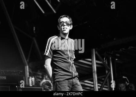 RICK WITTER, SHED SEVEN, GLASTONBURY 95: Rick Witter Sänger von Shed Seven spielen die NME Second Stage beim Glastonbury Festival, Pilton Farm, Somerset, England, Juni 1995. Das war das Debüt der Band in Glastonbury. 1995 feierte das Festival sein 25-jähriges Bestehen. Foto: Rob Watkins. INFO: Shed Seven, eine britische Indie-Rock-Band, die 1990 gegründet wurde, erlangte in der Britpop-Ära der 90er Jahre einen Bekanntheitsgrad. Hits wie Chasing Rainbows und Alben wie A Maximum High zeigten ihren melodischen Sound. Stockfoto