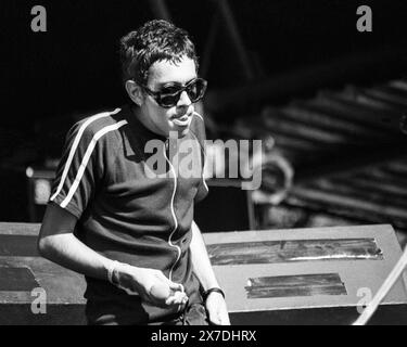 RICK WITTER, SHED SEVEN, GLASTONBURY 95: Rick Witter Sänger von Shed Seven spielen die NME Second Stage beim Glastonbury Festival, Pilton Farm, Somerset, England, Juni 1995. Das war das Debüt der Band in Glastonbury. 1995 feierte das Festival sein 25-jähriges Bestehen. Foto: Rob Watkins. INFO: Shed Seven, eine britische Indie-Rock-Band, die 1990 gegründet wurde, erlangte in der Britpop-Ära der 90er Jahre einen Bekanntheitsgrad. Hits wie Chasing Rainbows und Alben wie A Maximum High zeigten ihren melodischen Sound. Stockfoto