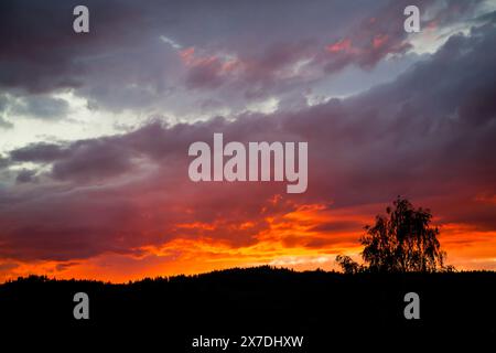 Brennender Himmel, Sonnenuntergang im Waldviertel, Österreich Stockfoto