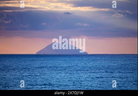 Italien, Tyrrhenischen Meer, Äolischen Inseln, der Insel Stromboli von Calabria Küste anzeigen Stockfoto