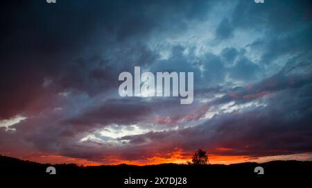 Brennender Himmel, Sonnenuntergang im Waldviertel, Österreich Stockfoto