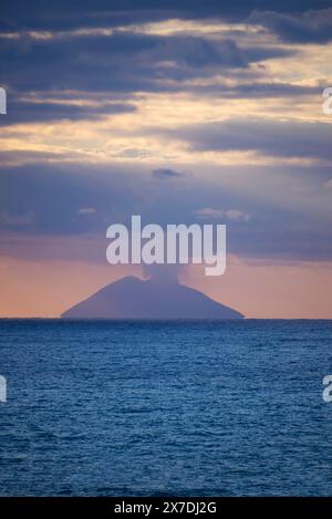 Italien, Tyrrhenischen Meer, Äolischen Inseln, der Insel Stromboli von Calabria Küste anzeigen Stockfoto