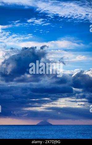 Italien, Tyrrhenischen Meer, Äolischen Inseln, der Insel Stromboli von Calabria Küste anzeigen Stockfoto