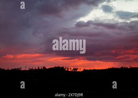 Brennender Himmel, Sonnenuntergang im Waldviertel, Österreich Stockfoto