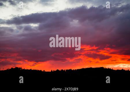 Brennender Himmel, Sonnenuntergang im Waldviertel, Österreich Stockfoto