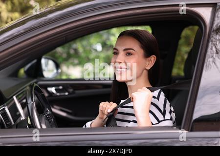 Frau, die den Sicherheitsgurt im modernen Auto anlegt Stockfoto