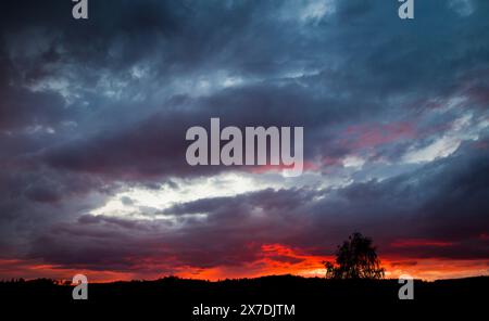 Brennender Himmel, Sonnenuntergang im Waldviertel, Österreich Stockfoto