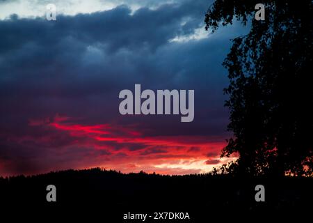 Brennender Himmel, Sonnenuntergang im Waldviertel, Österreich Stockfoto