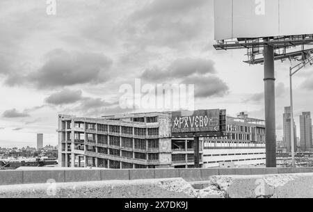 Schwarz-weiß-Bild von Königinnen und manhattan dahinter Stockfoto