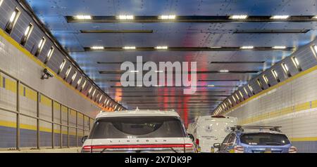 Fahrzeuge, die durch den Mittelstadttunnel fahren Stockfoto