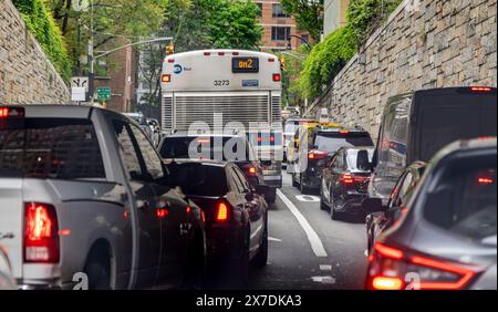 Starker Verkehr, der aus dem Mittelstadttunnel in manhattan kommt Stockfoto