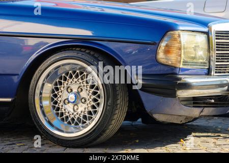 uschgorod, ukraine - 31. oktober 2021: Nahaufnahme eines blauen mercedes benz Oldtimers. Moderne Rad- und Scheinwerfer Stockfoto