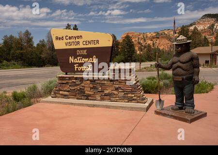 Cedar Breaks National Monument, USA: 21. Juni 2023: Smoky Bear and Red Canyon Visitor Center im Dixie National Forest Stockfoto