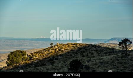 Single Cairn Steht Auf Dem Hügel In Den Guadalupe Mountains Stockfoto