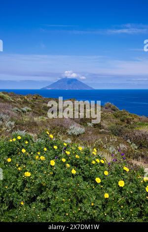 Italien, Sizilien, Tyrrhenischen Meer, Äolischen Inseln, Blick auf Stromboli Vulkan von Panarea Insel Stockfoto