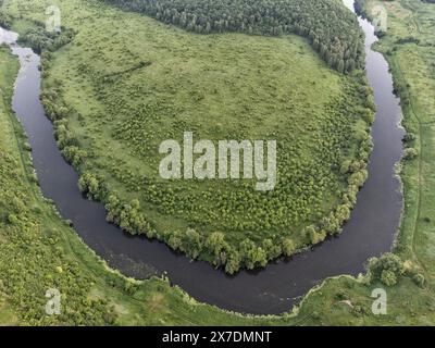 Wunderschöner Krasivaya Mecha Fluss in der Tula Region, Russland, aus der Vogelperspektive. Stockfoto