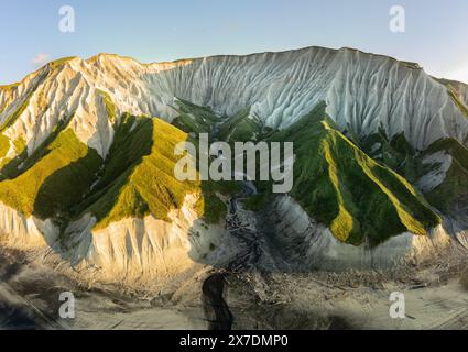 Russland, Kurilinseln, Iturup Island, Weiße Felsen an der Küste des Ochotskischen Meeres. Luftaufnahme Stockfoto