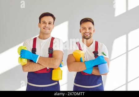 Junge männliche Putzfrauen Portrait, das Reinigungsteam trägt Arbeitskleidung Stockfoto