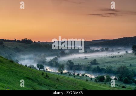 Der wunderschöne Schwertfluss in der Region Tula bei Sonnenaufgang, Russland. Stockfoto