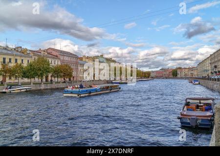 Russland, St. Petersburg, 25. Mai 2021: Boote auf dem Griboyedow-Kanal in St. Petersburg Stockfoto