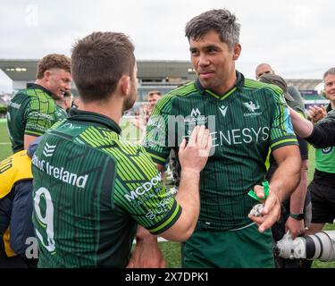 Galway, Irland. Mai 2024. Jarrad Butler von Connacht und Caolin Blade von Connacht nach dem Spiel der United Rugby Championship Runde 17 zwischen Connacht Rugby und DHL Stormers im Dexcom Stadium in Galway, Irland am 18. Mai 2024 (Foto: Andrew SURMA/ Credit: SIPA USA/Alamy Live News Stockfoto