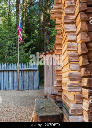 Rekonstruierte Gebäude, Fort Clatsop National Memorial bei Astoria, Oregon. Stockfoto