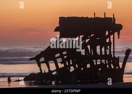 Sonnenuntergang hinter dem Wrack des Peter Iredale von 1906, Fort Stevens State Park, Oregon. Stockfoto